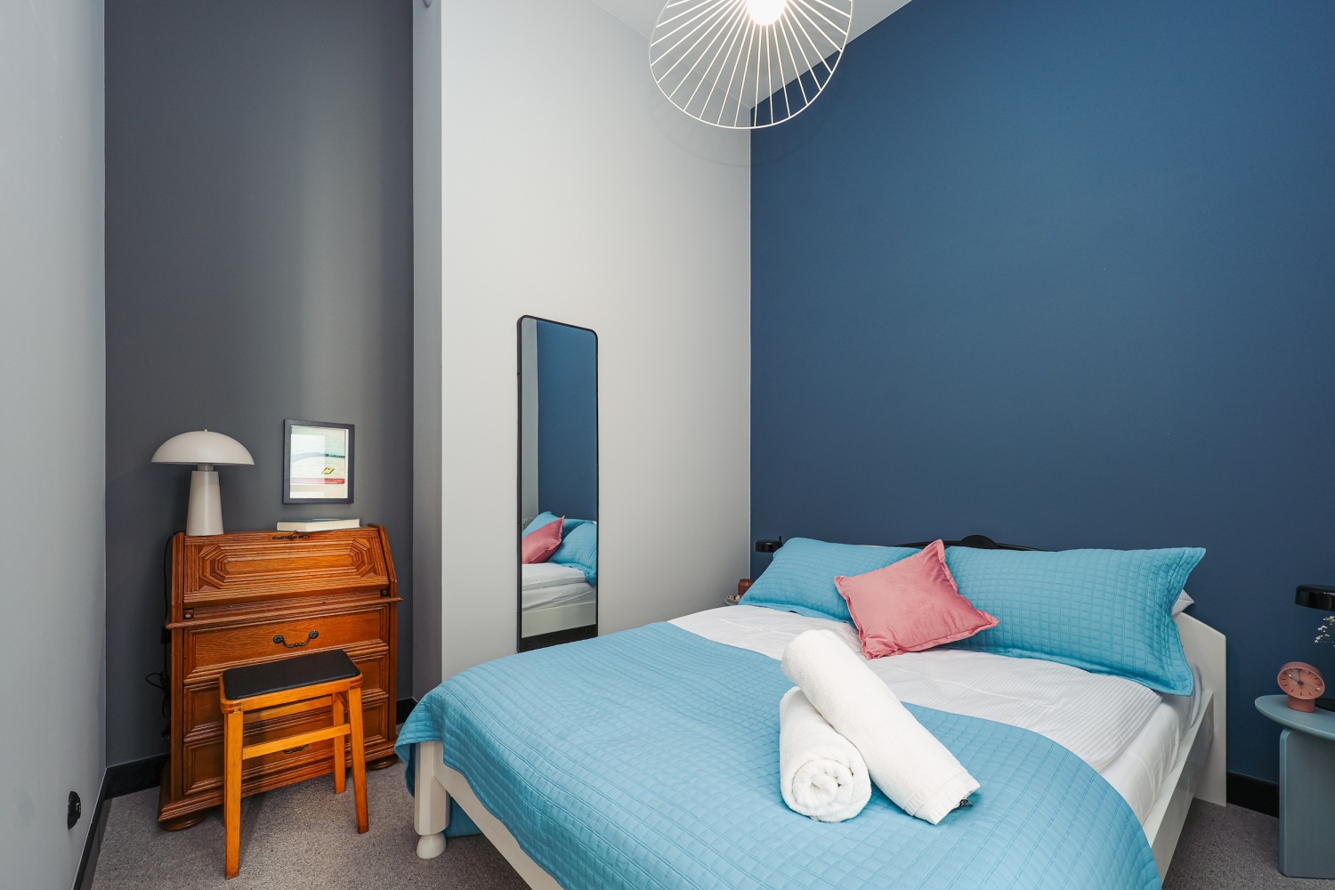 wygodne szerokie łóżko airbnb twójgospodarz booking.jpg