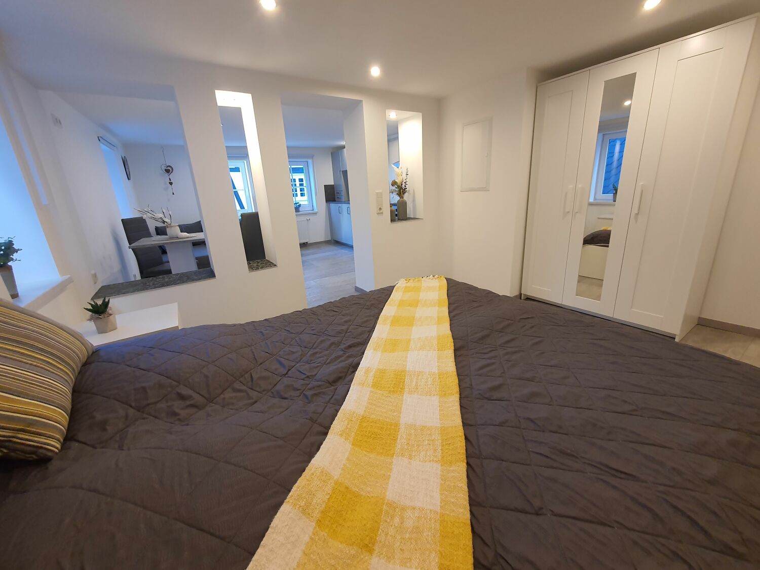 liegend Bett Sicht Wohnzimmer.jpg