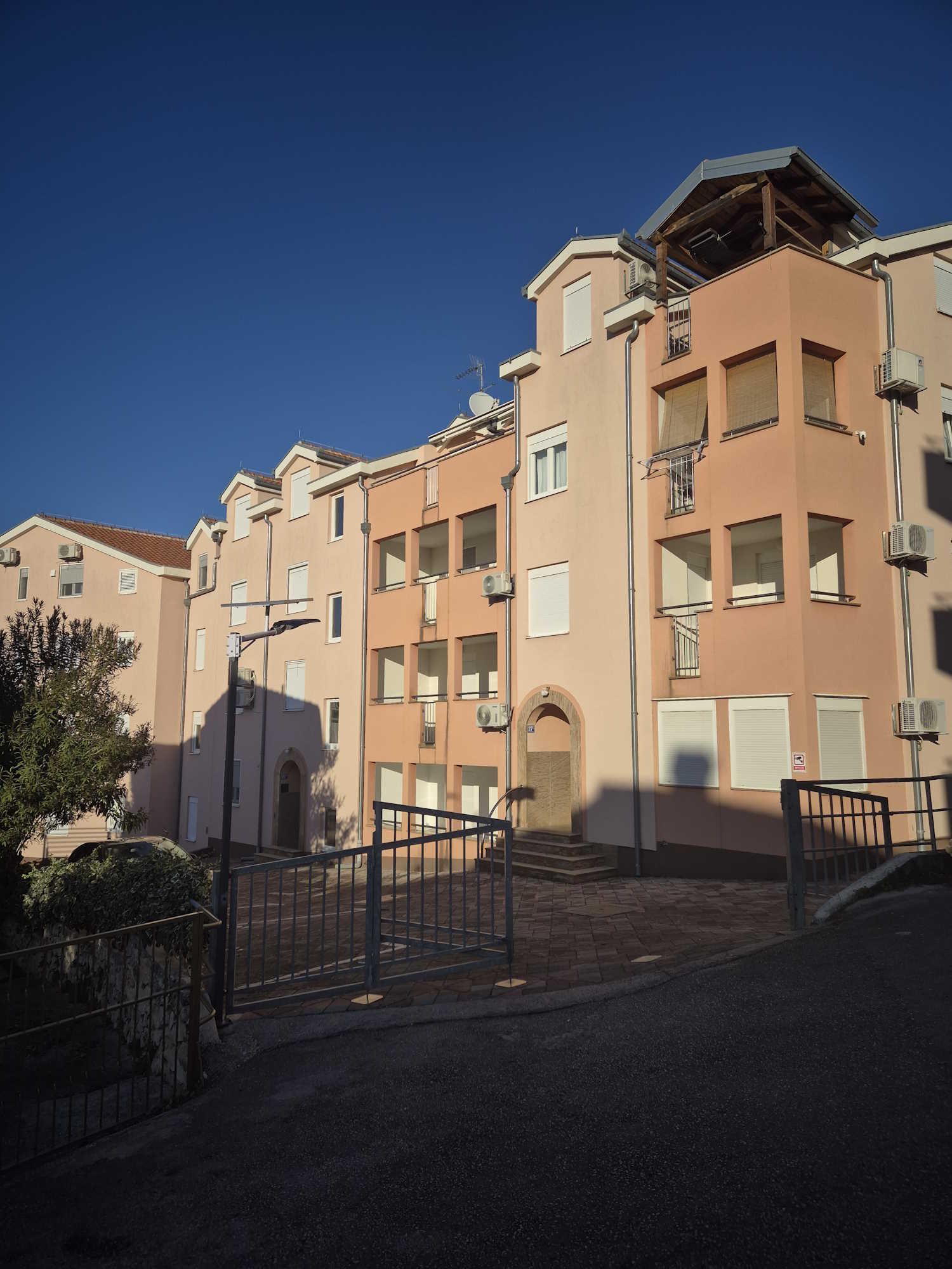 Tor und Solarleuchte Bild 6.jpg