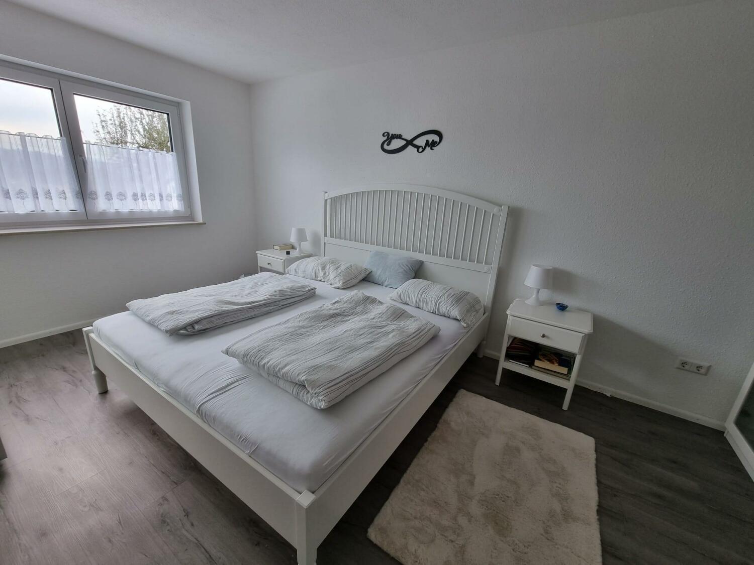 Schlafzimmer Bett.jpg