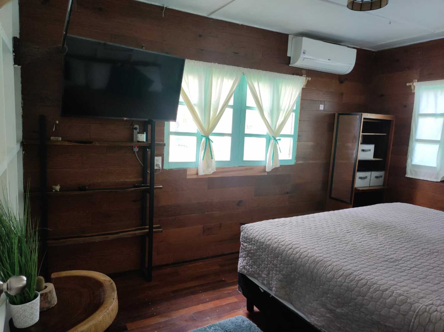 DORMITORIO CON SMART TV.jpeg