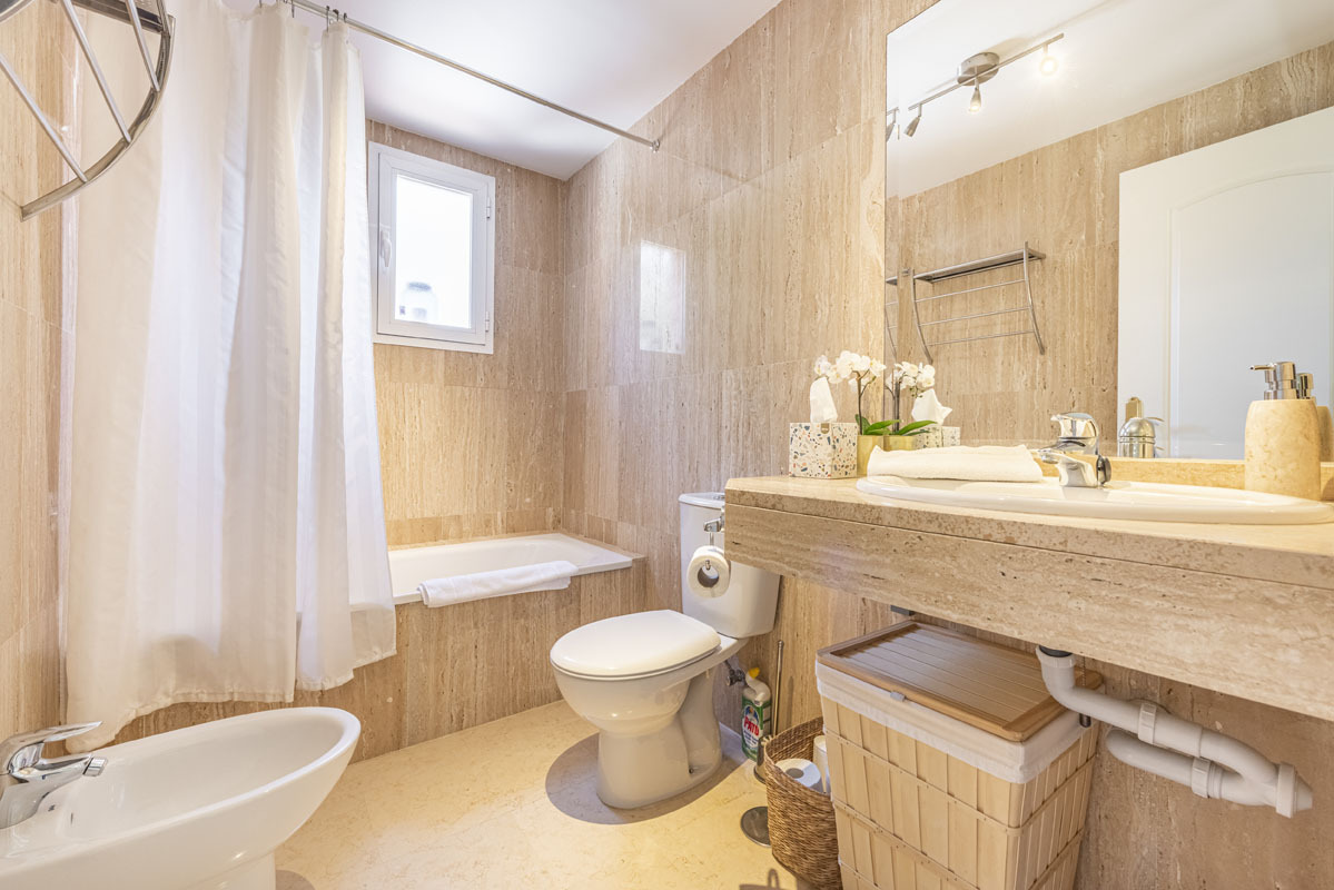 Vacation-rental-apartment-marbella-bathroom-1.jpg