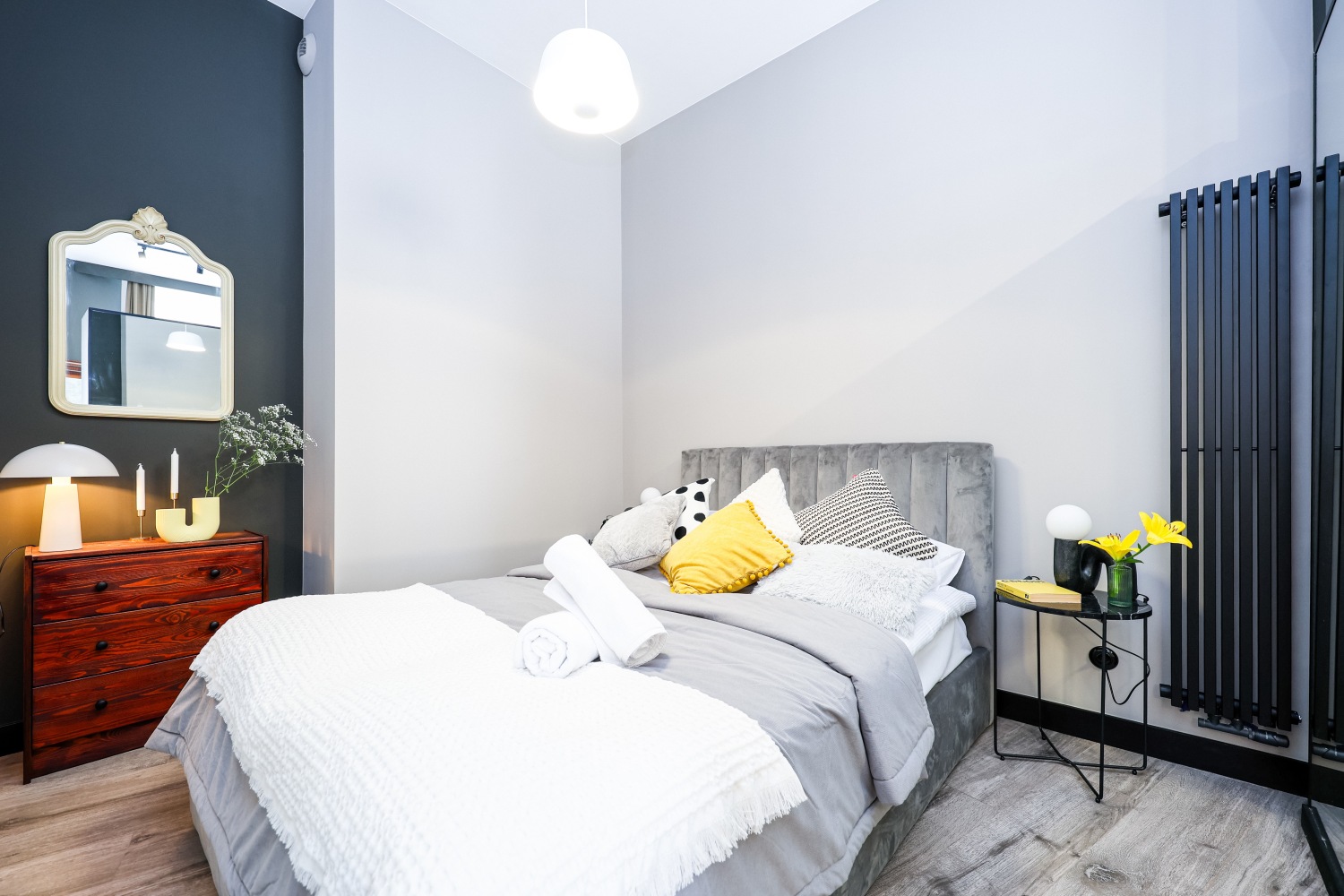 wygodne Łóżko w sypialni Łódź najem krótkoterminowy.jpg