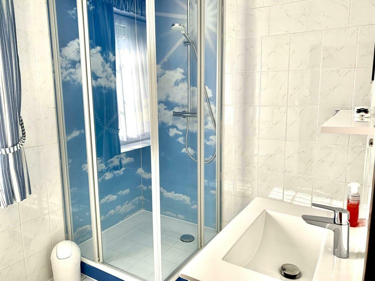 Haus Aquamarin-Urlaub-Buesum-Ferienwohnung-Familienlagune-Nordsee-Rubin-Badezimmer-Dusche-verglast.jpeg