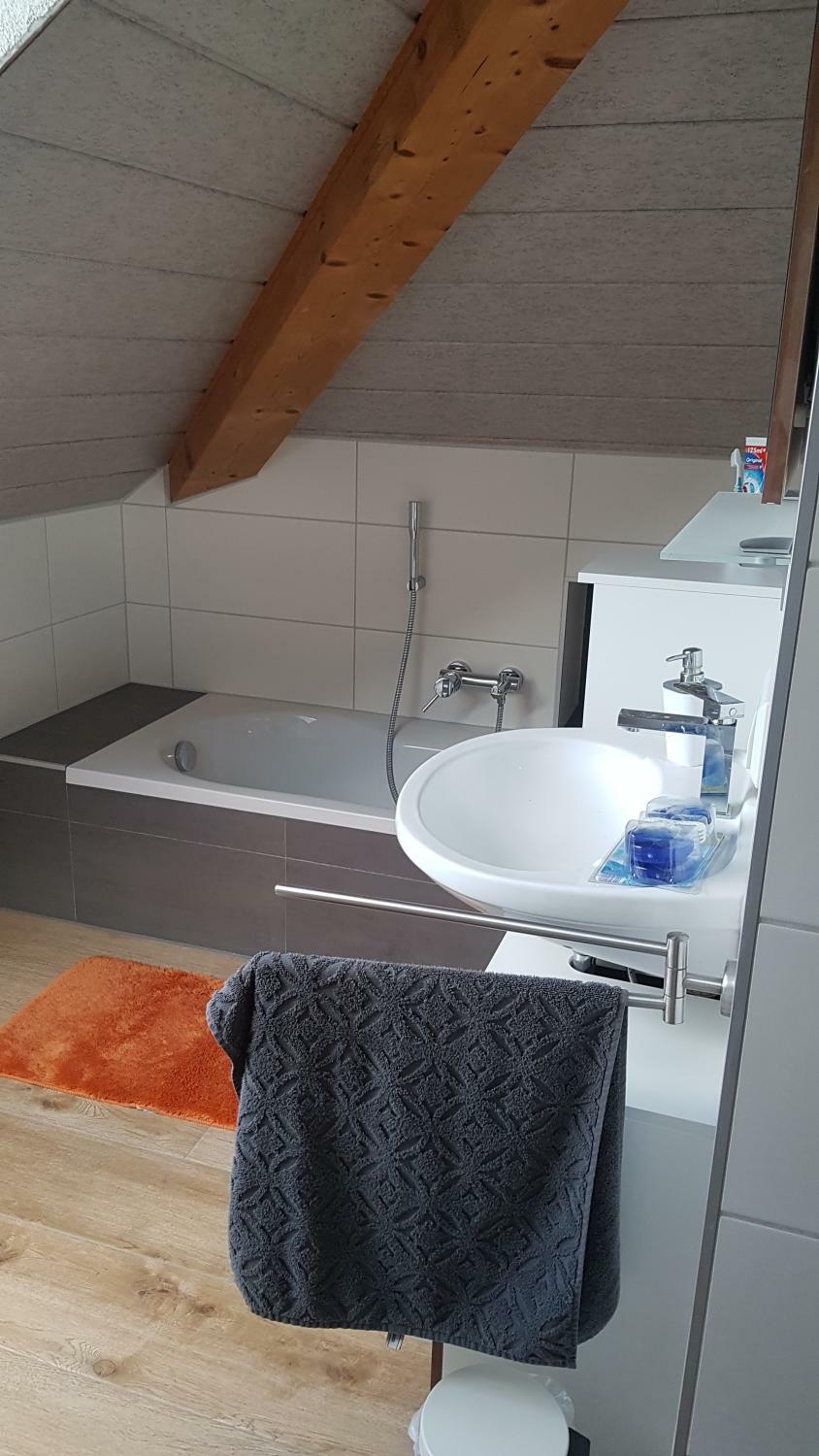 Waschtisch und Badewanne.jpg