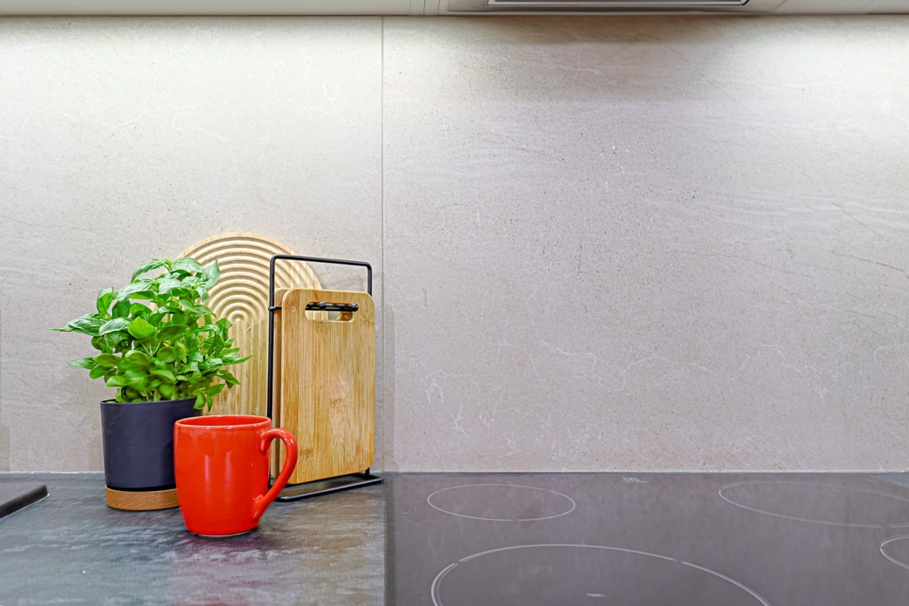 detal kubek Twój gospodarz Airbnb Booking Duży.jpeg