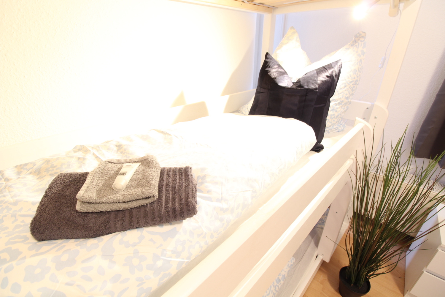 one bed middle closeup.jpg