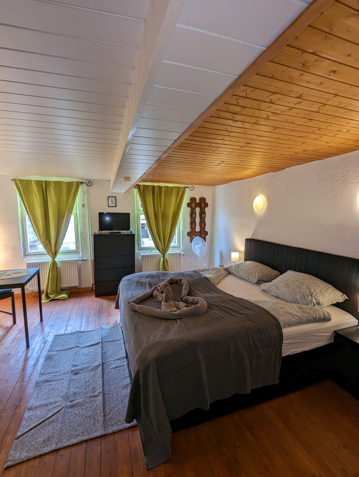 zi4 bett fenster.jpg