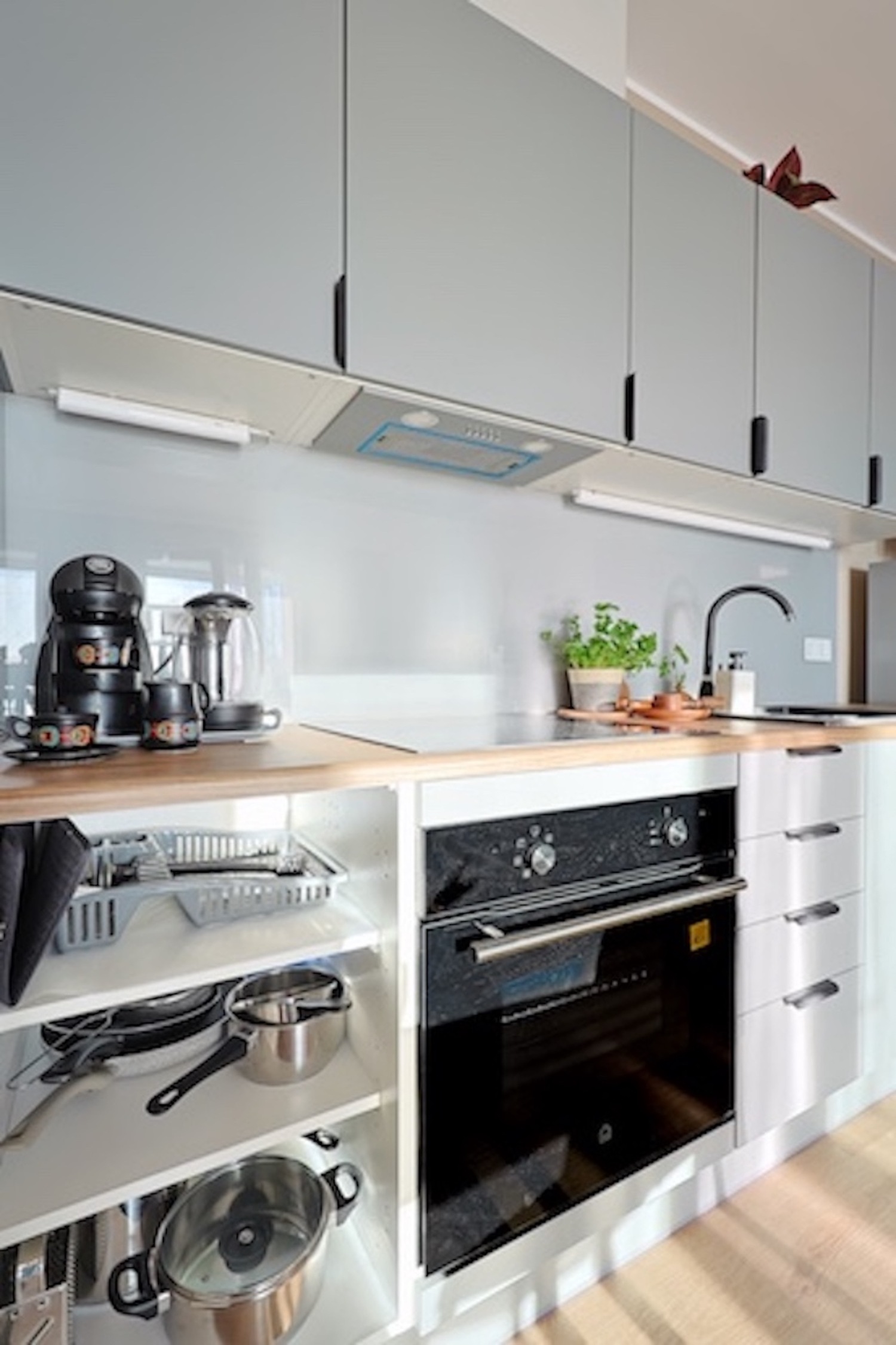 wyposażona kuchnia mieszkanie airbnb booking Łódź.jpg