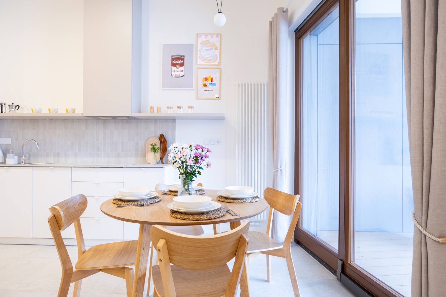 stół jadalnia mieszkanie twój gospodarz Łódź booking.jpg