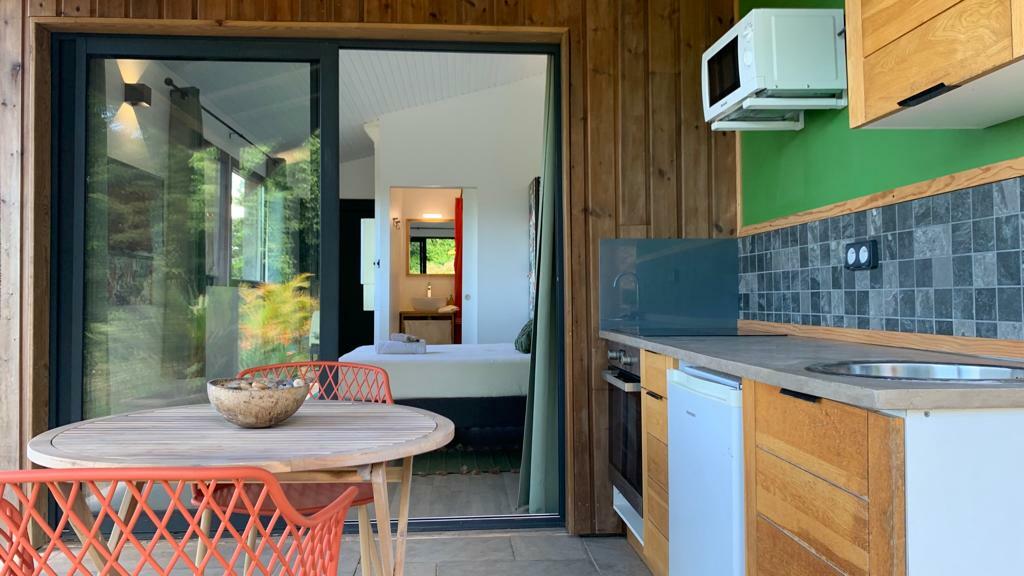 GISOU Vue plongeante Cuisine et intérieur.JPG