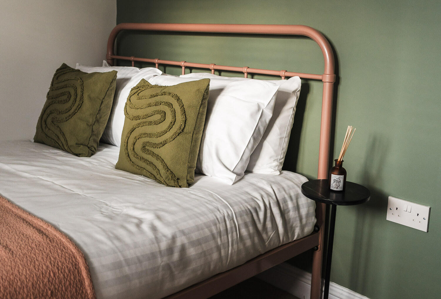 2 Wych Cottage - Green Bedroom 1 - Landscape.jpeg