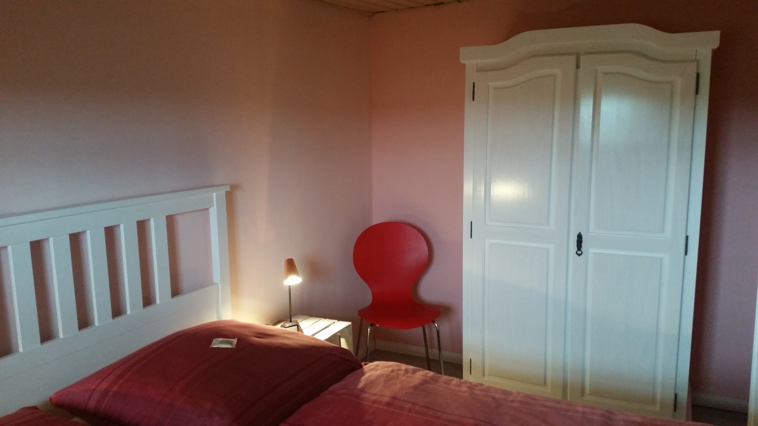 Fewo Oie Schlafzimmer mit klaren Formen.jpg