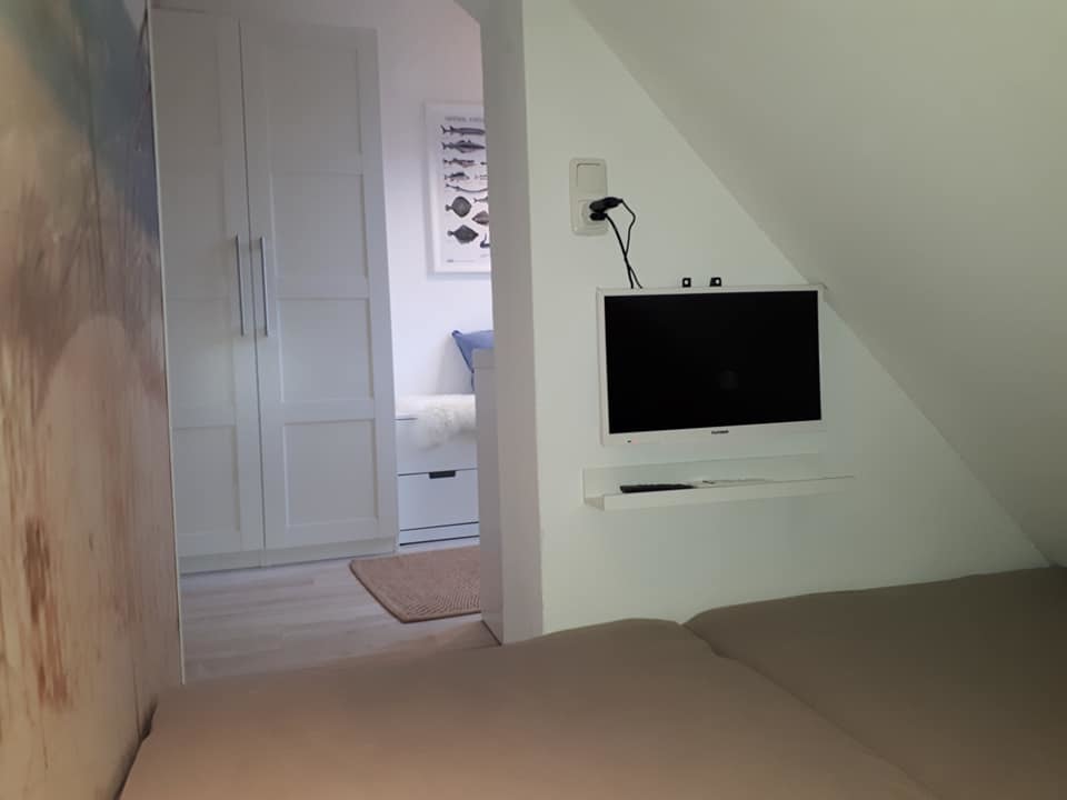 Kinderzimmer mit Fernseher.jpg