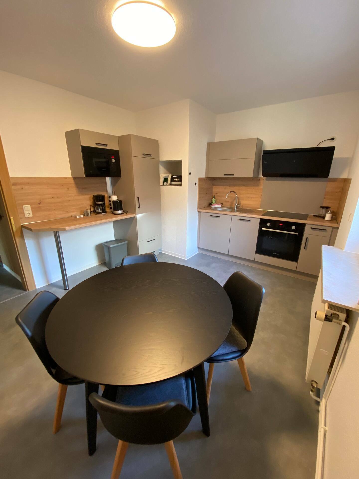 moderne voll ausgestattete Essküche.jpeg