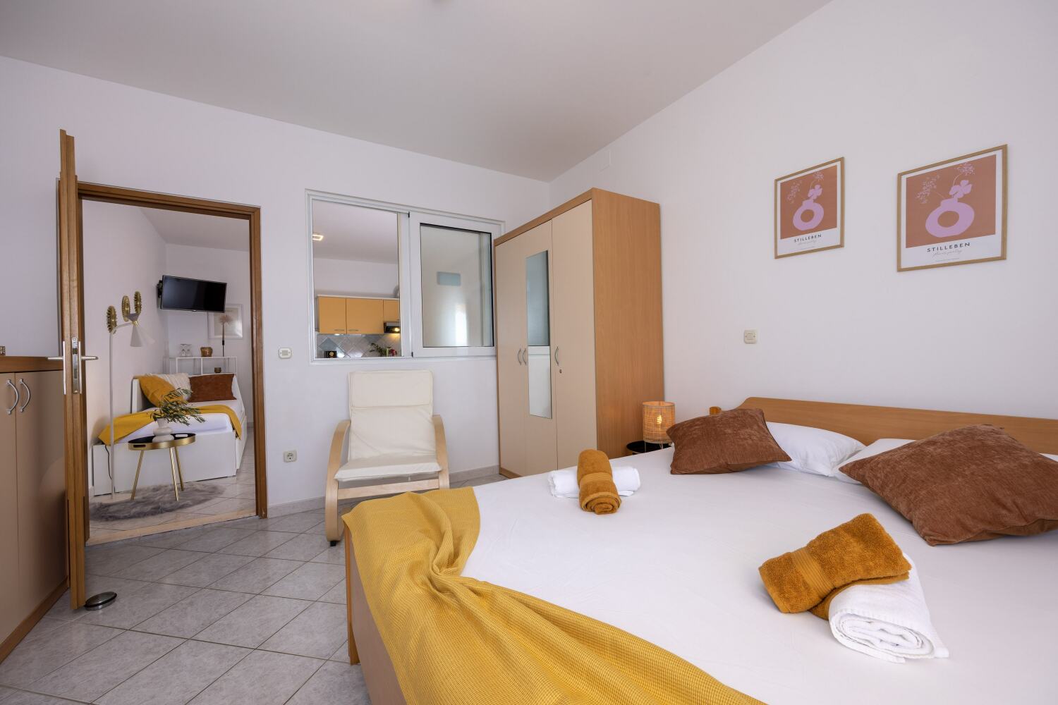 2_a22_bedroom1_4 - tiny800kb.jpg