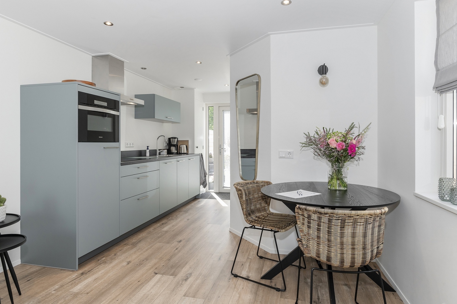 Keuken met eethoek Vakantiehuis 2bijZee.JPG