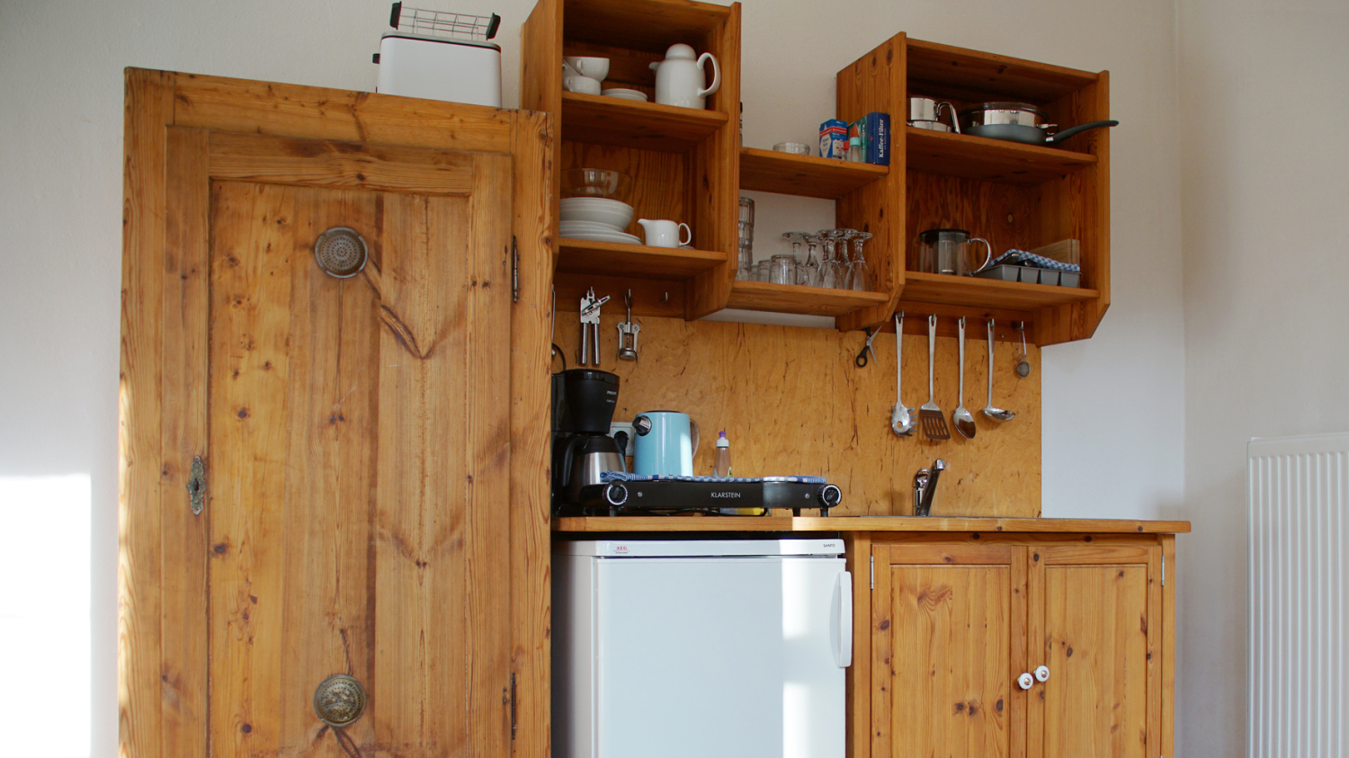 Miniküche, Kleiderschrank.jpg