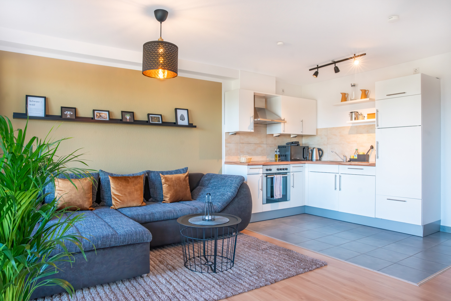 Helle Wohnlandschaft und Einbauküche.jpg