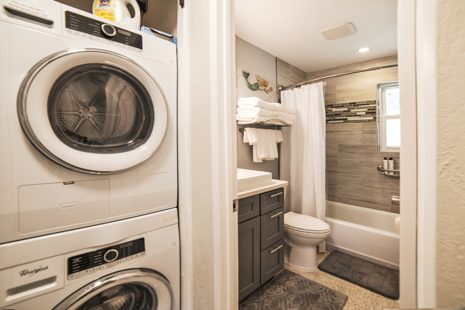 bathroom-beach-house-daily-weekly-monthly-rental-short-term-vacation-airbnb 1.jpg