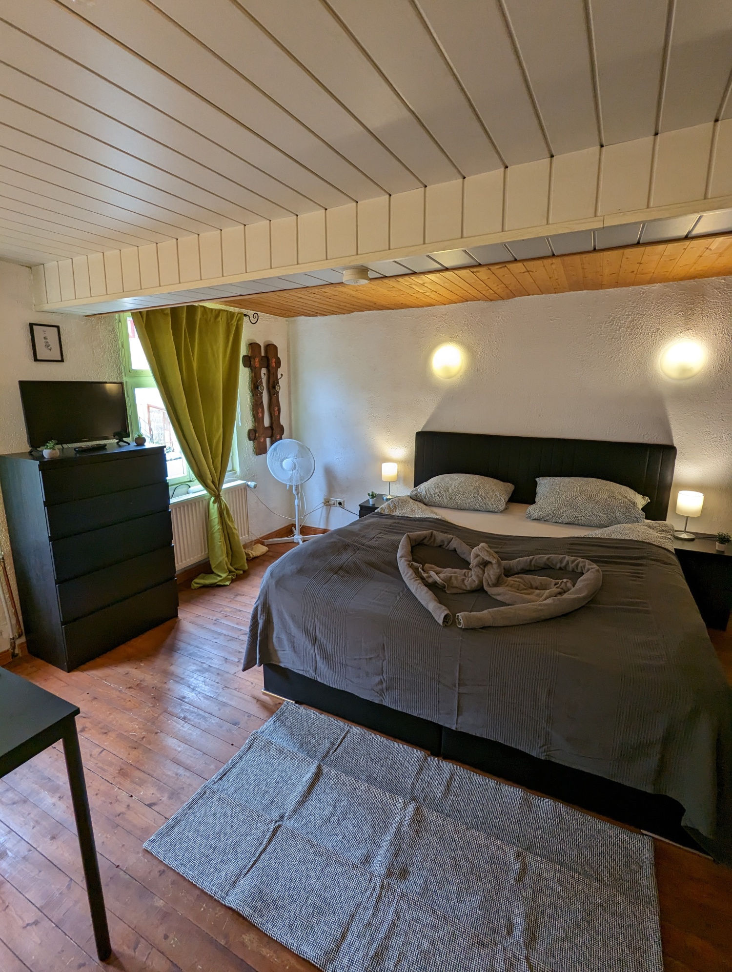 zi4 bett kommode fenster.jpg