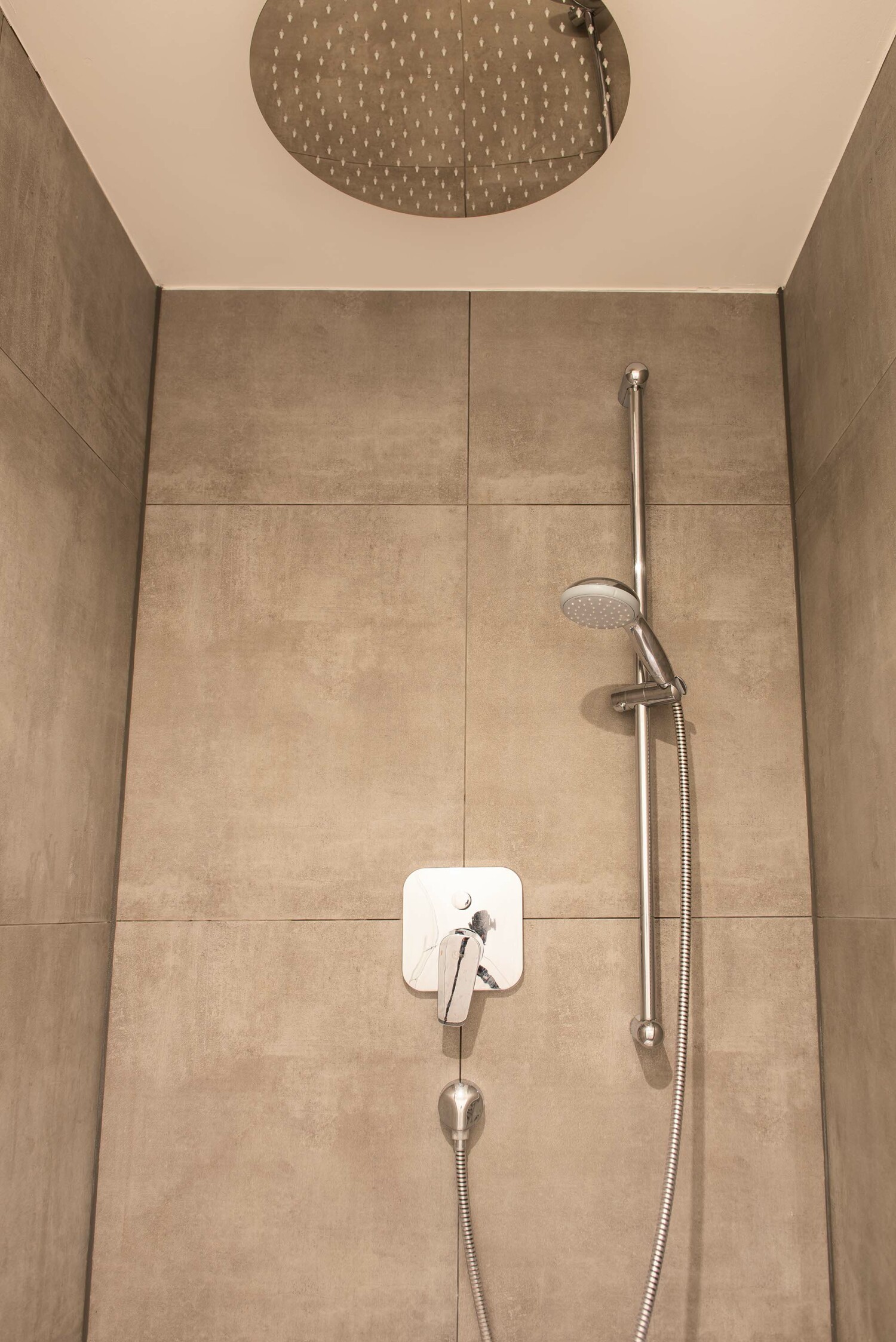 Dusche großes Badezimmer.jpeg