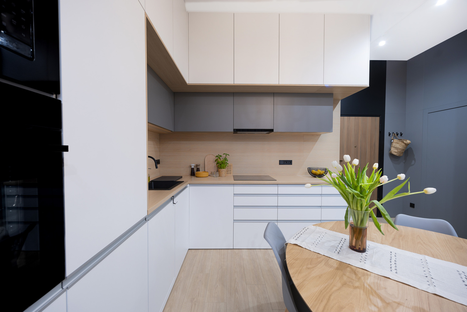 duża kuchnia z miejscem przy stole mieszkanie na wynajem airbnb centrum  Łódź.jpg