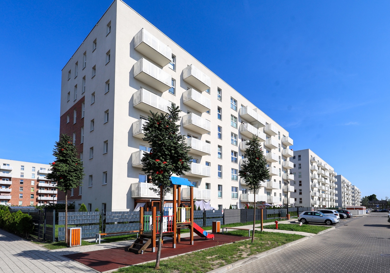 ładny  plac zabaw przed blokiem  łódź booking airbnb.jpg