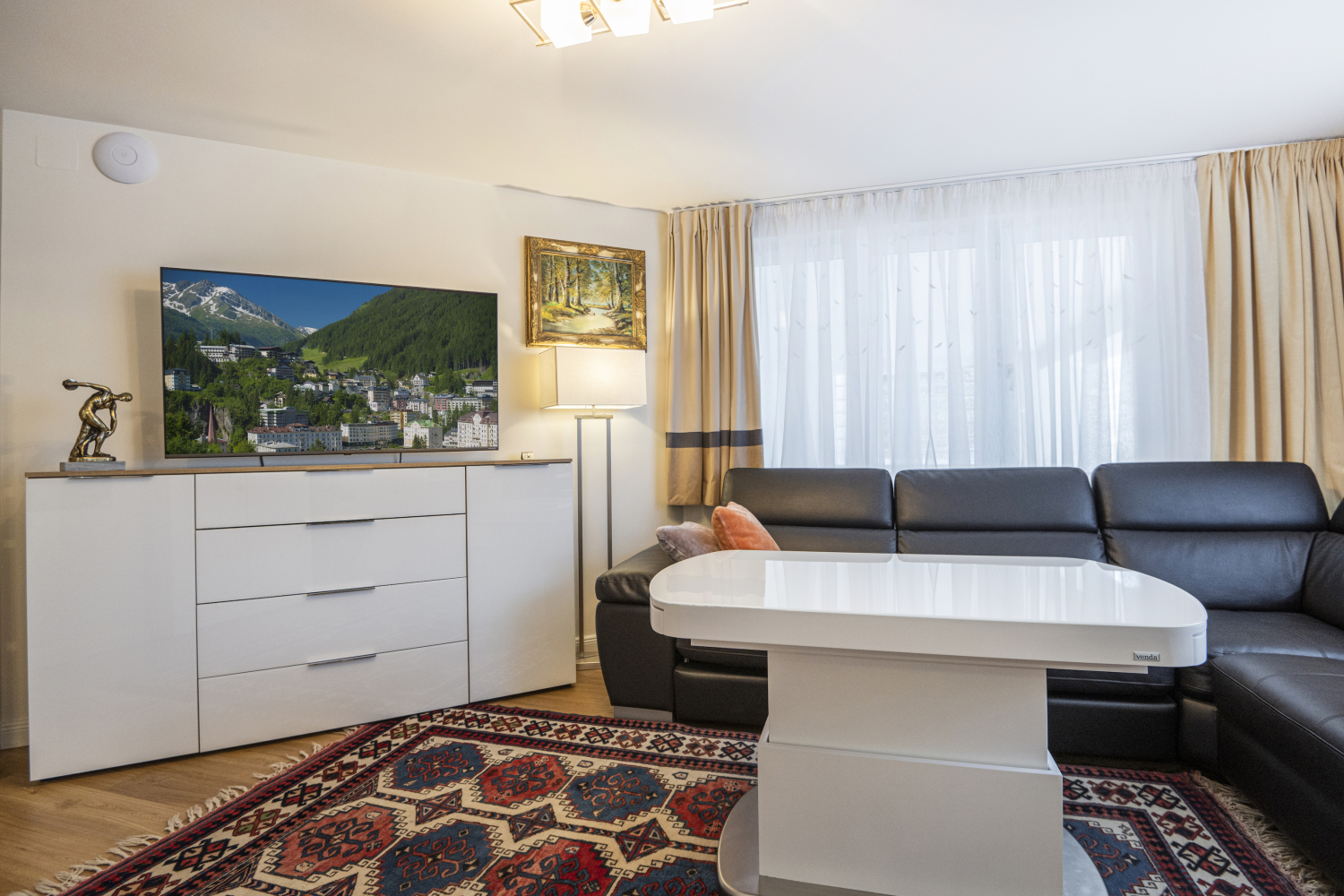 _MAX8717Fehrn Bild ist perfekt Auf Decke Schwarze Linie.jpg