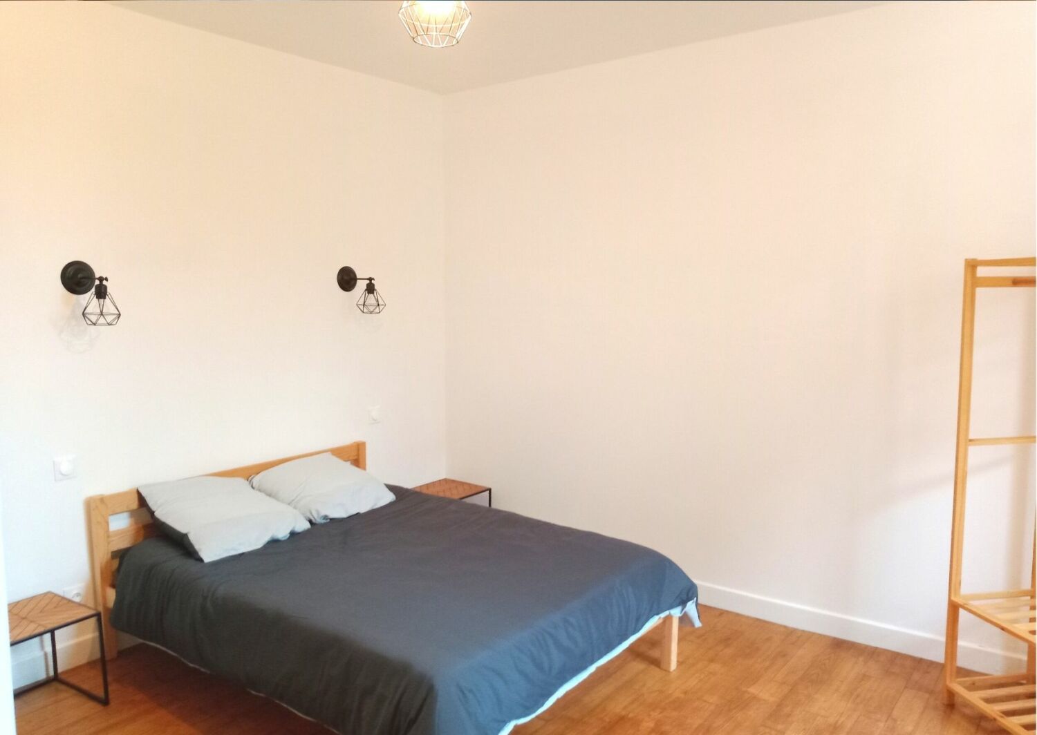 Small bedroom (3).jpg