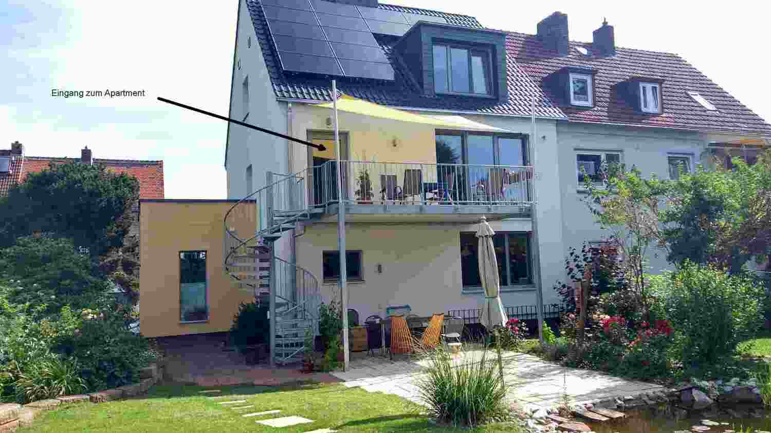 Haus von hinten mit Pfeil.jpg