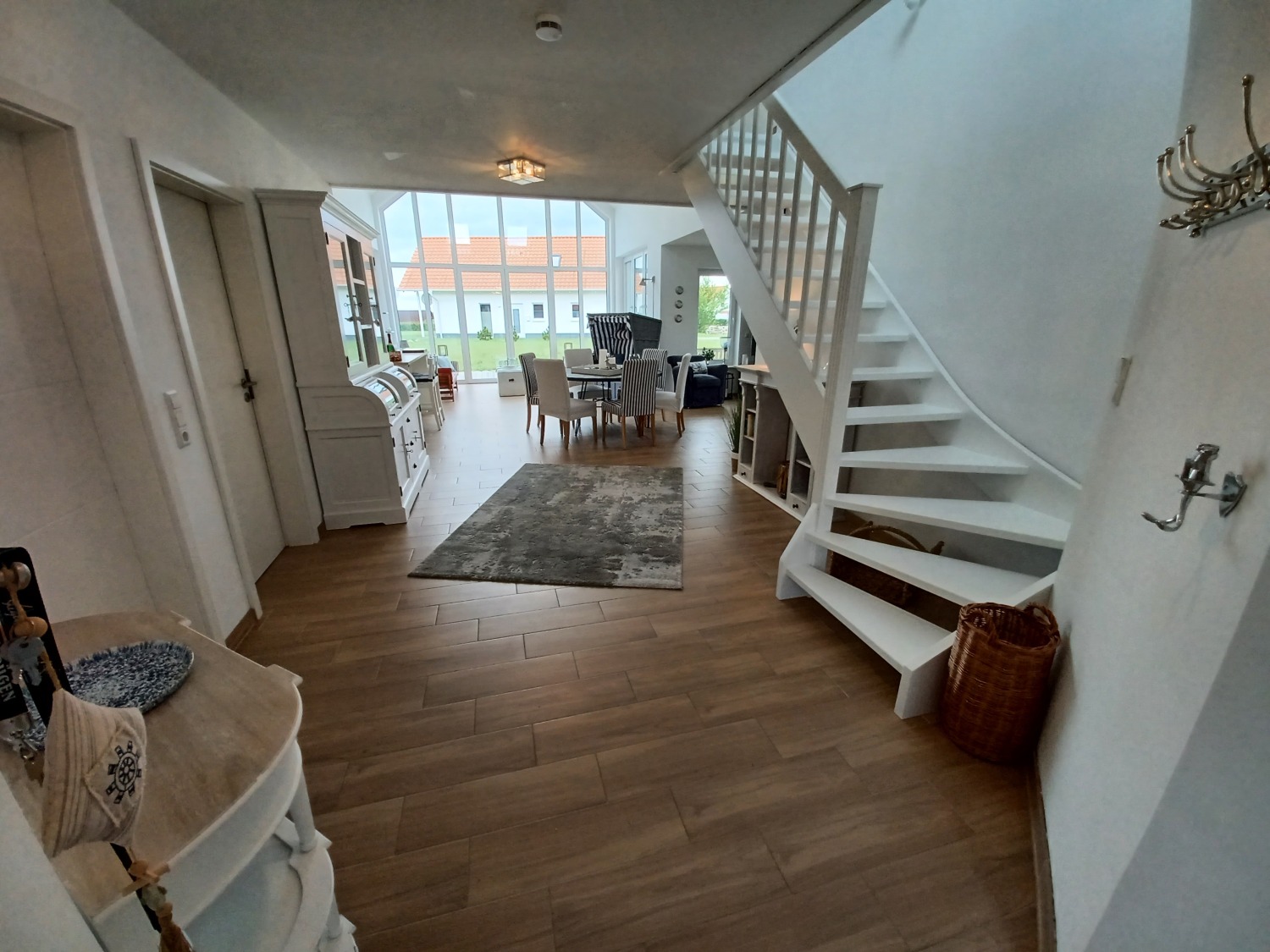 5_Diele mit Eingangsbereich und Wintergarten.jpg