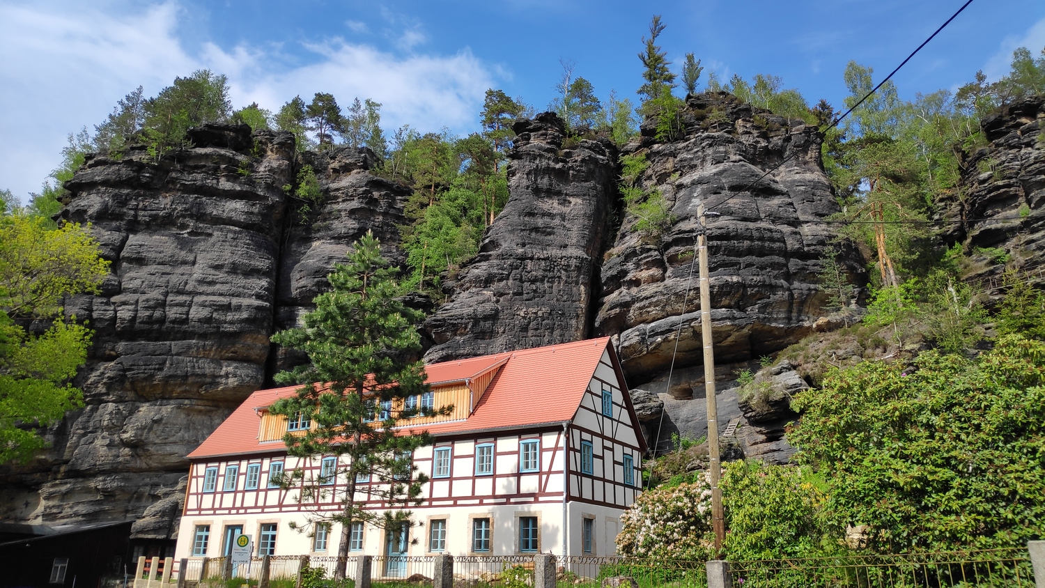 Felsenkeller Bielatal Strassenansicht 20190521_161123.jpg