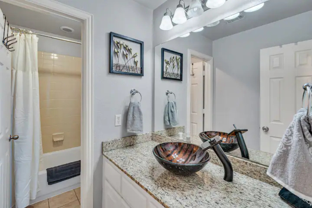 Larreta Airbnb pics  (4).png