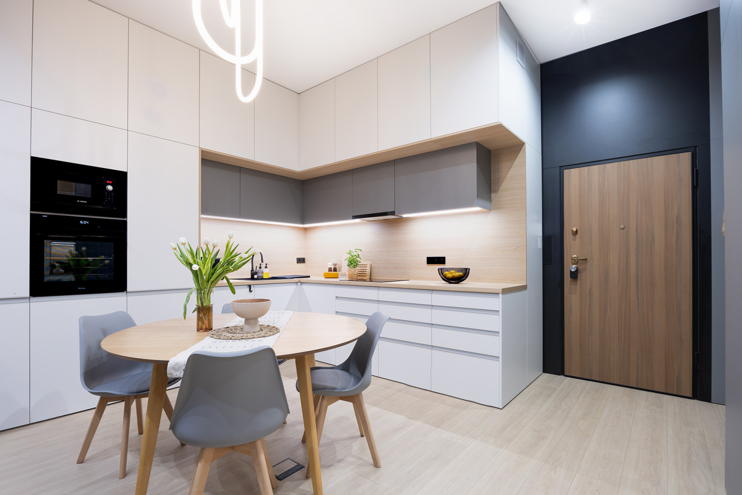 eleganckie mieszkanie w Łodzi przy parku aneks kuchenny ze stołem.jpg