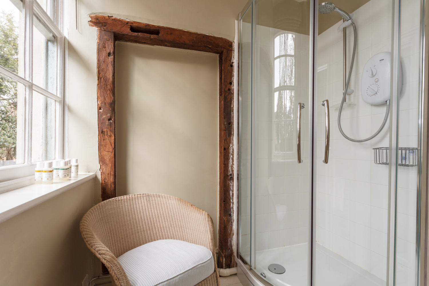 Gate House En-suite 2.JPG