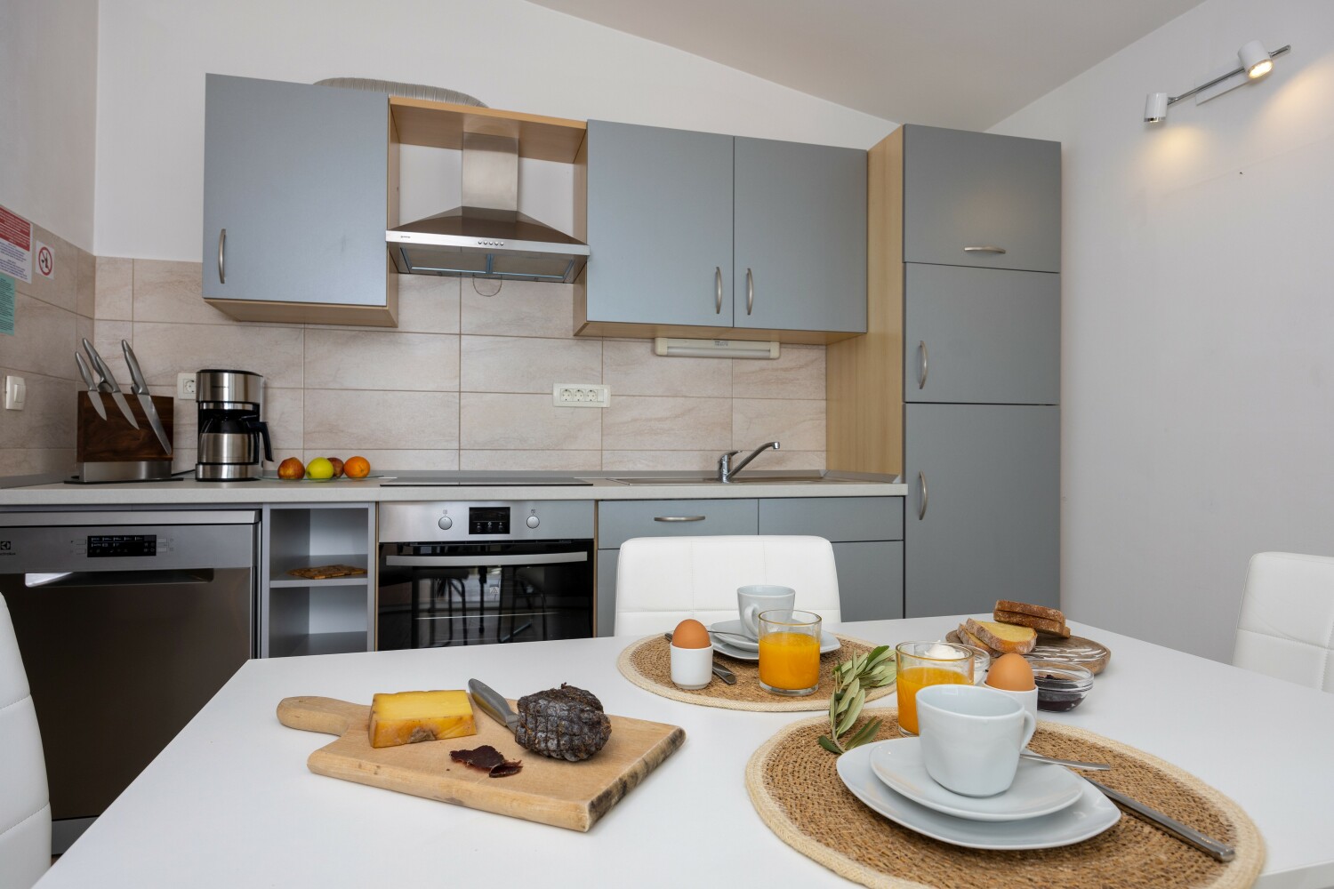 7_a22_dining_room4 - tiny.jpg