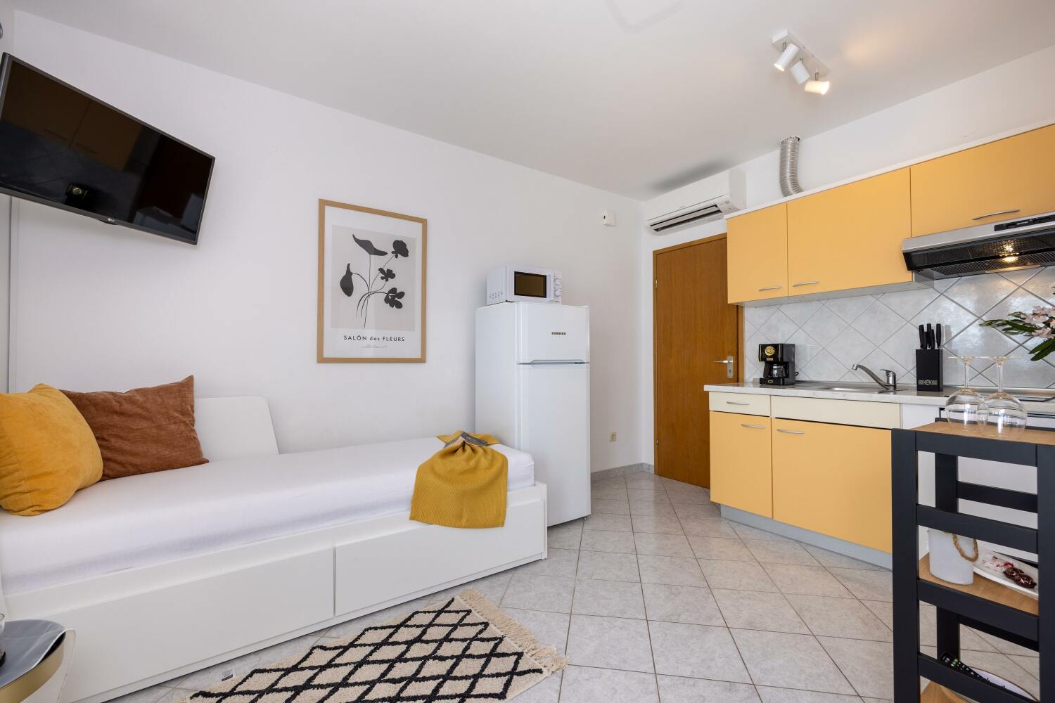 1_a22_interior2 - tiny800kb.jpg