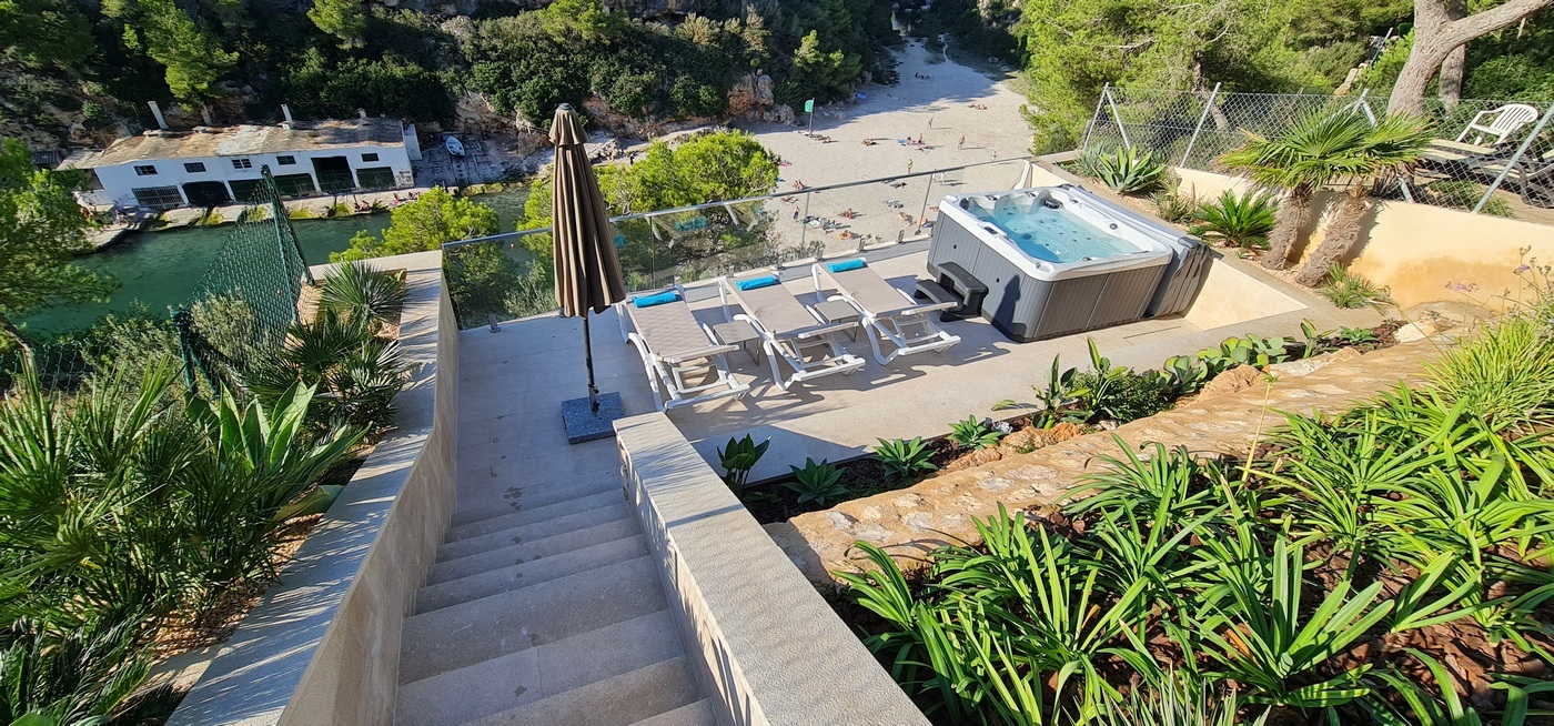 Treppenstufen zum Yakuzzi.jpg