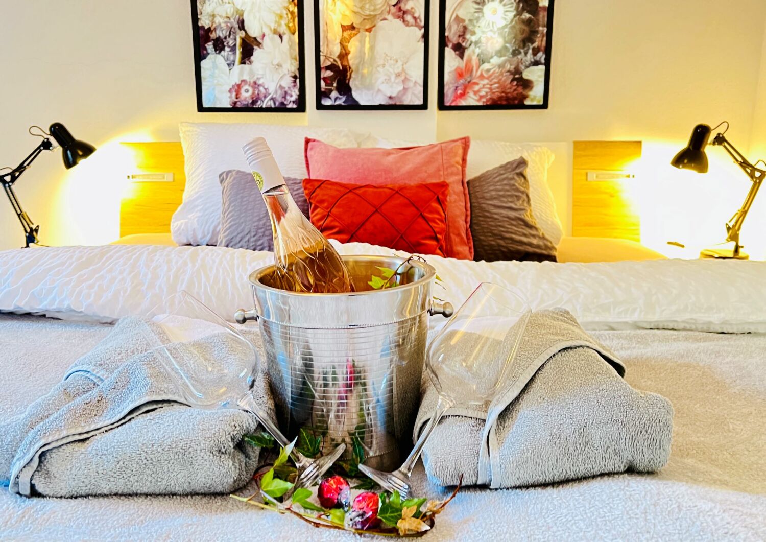 31 (2) irs großes Blumenschlafzimmer der Fewo zwischen Berg und Bach in Kiefersfelden.jpg