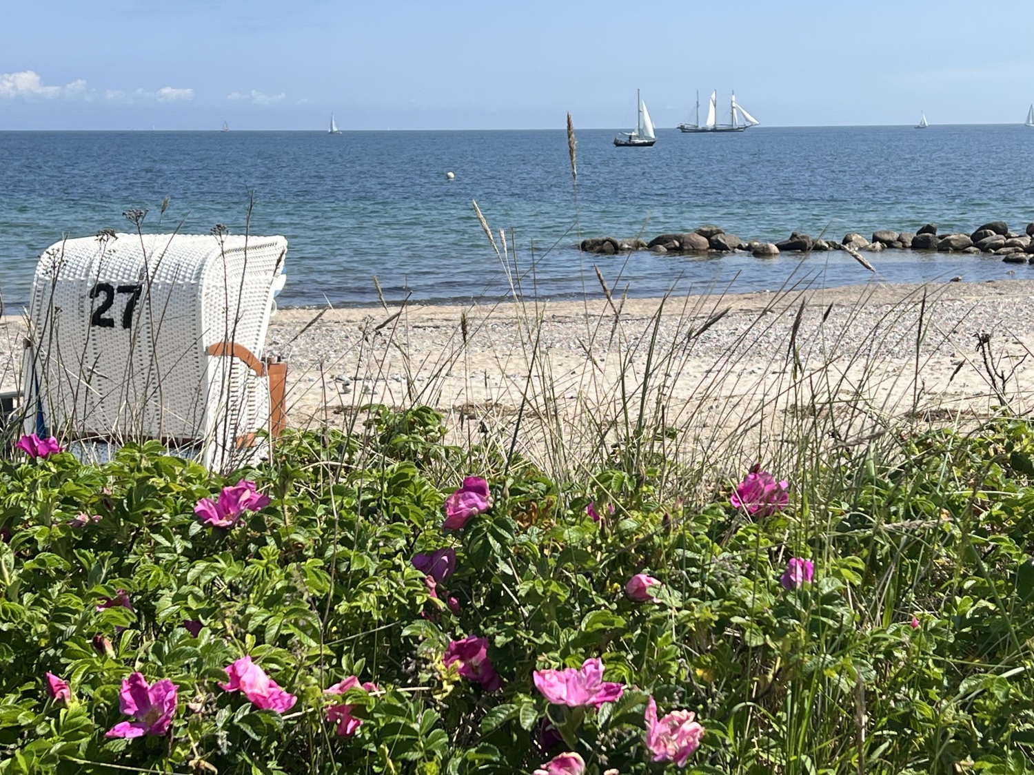 Strandkorb mit Segelboot.jpg