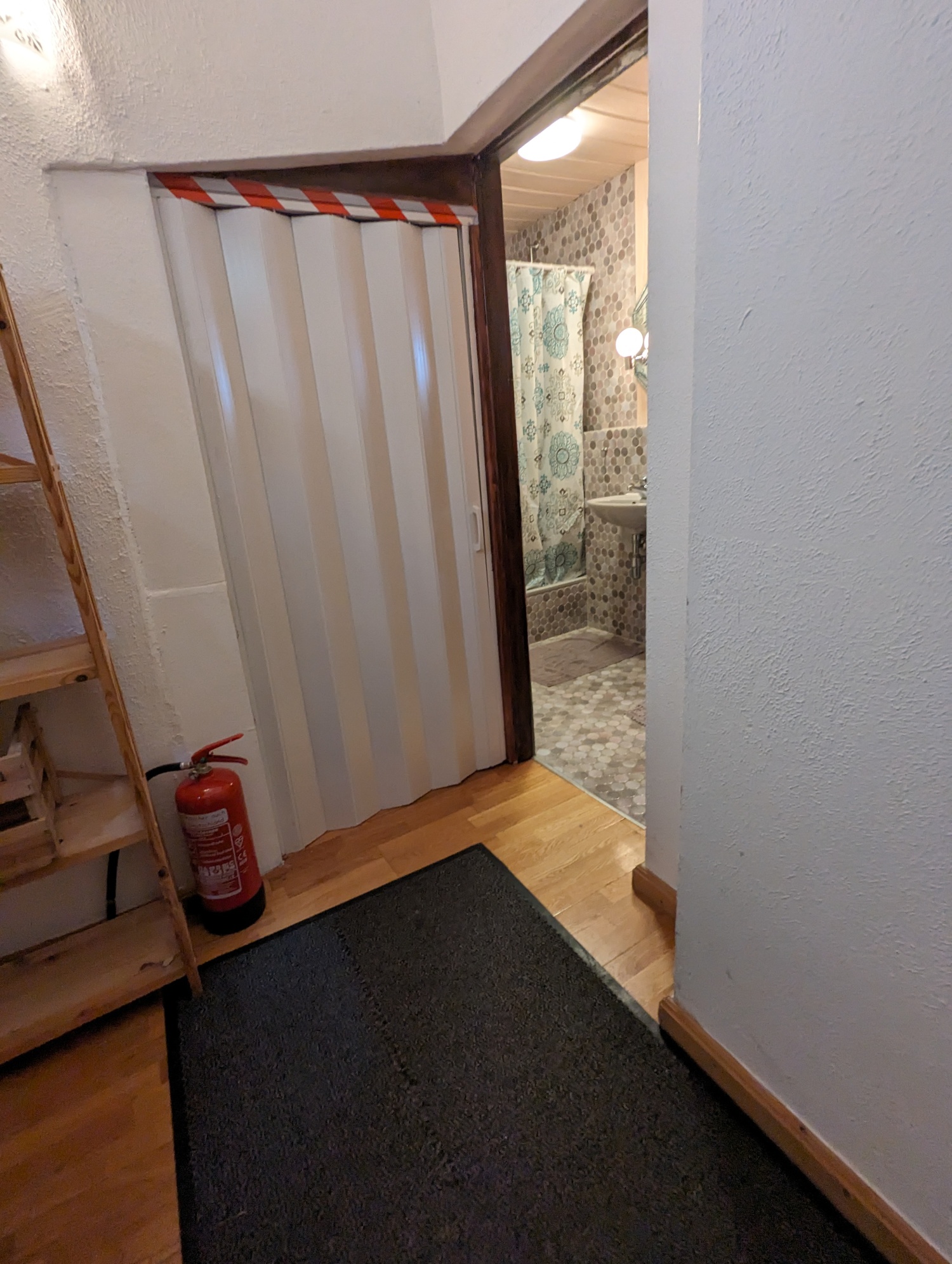 Zimmer 1 tür bad flur.jpg