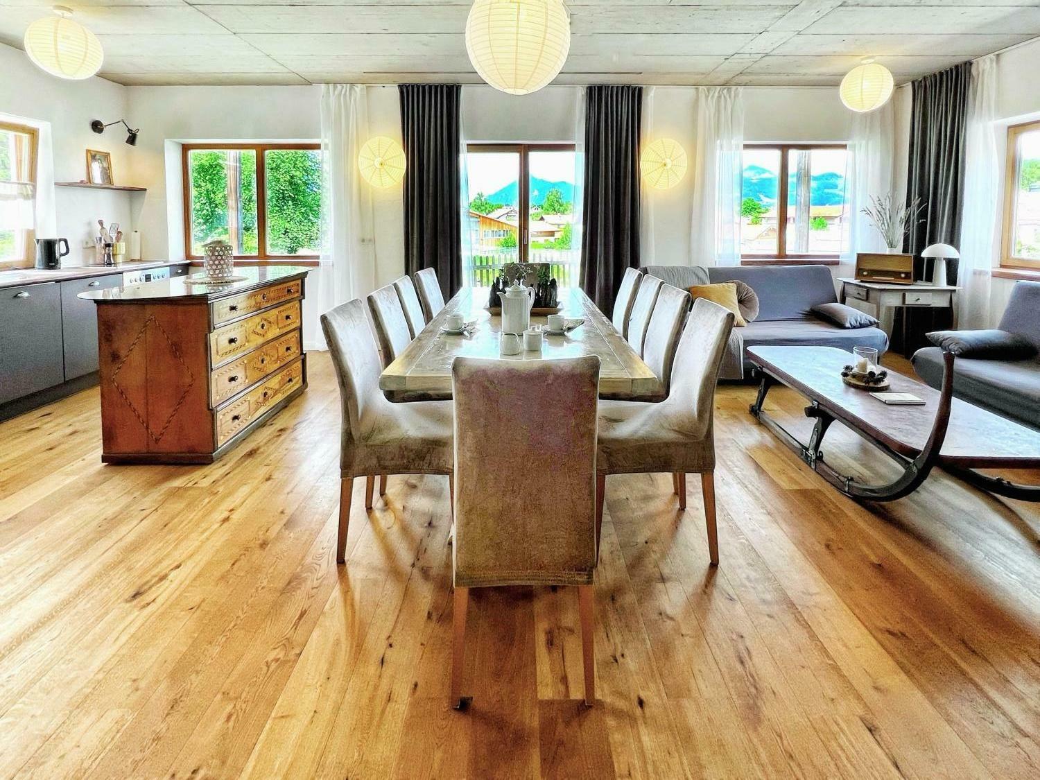 lichtdruchfluteter großzügiger Essbereich mit Polsterstühlen.JPG