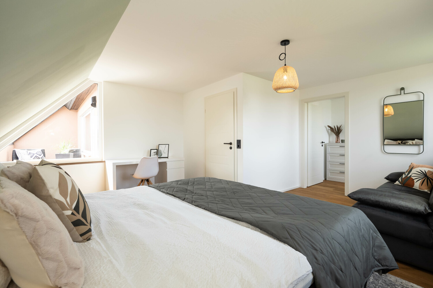 Schlafzimmer 1 (1).jpg