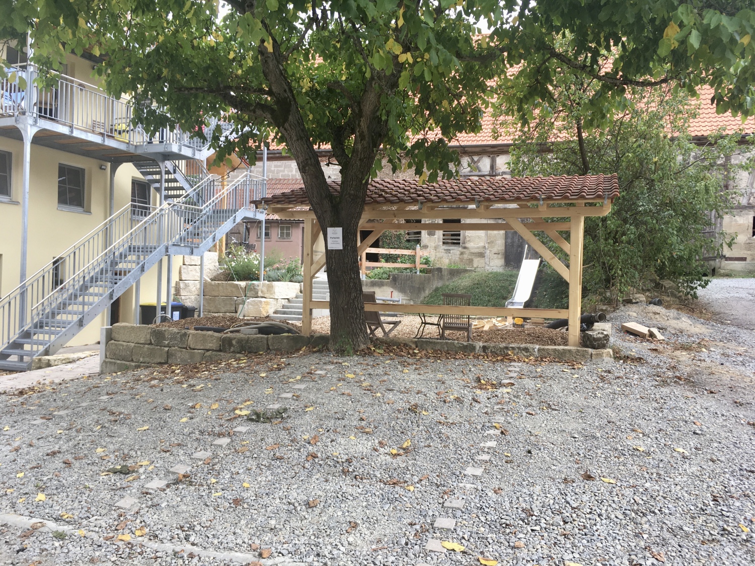 Parkplatz_Gästehaus Großhöchberg 1.JPEG