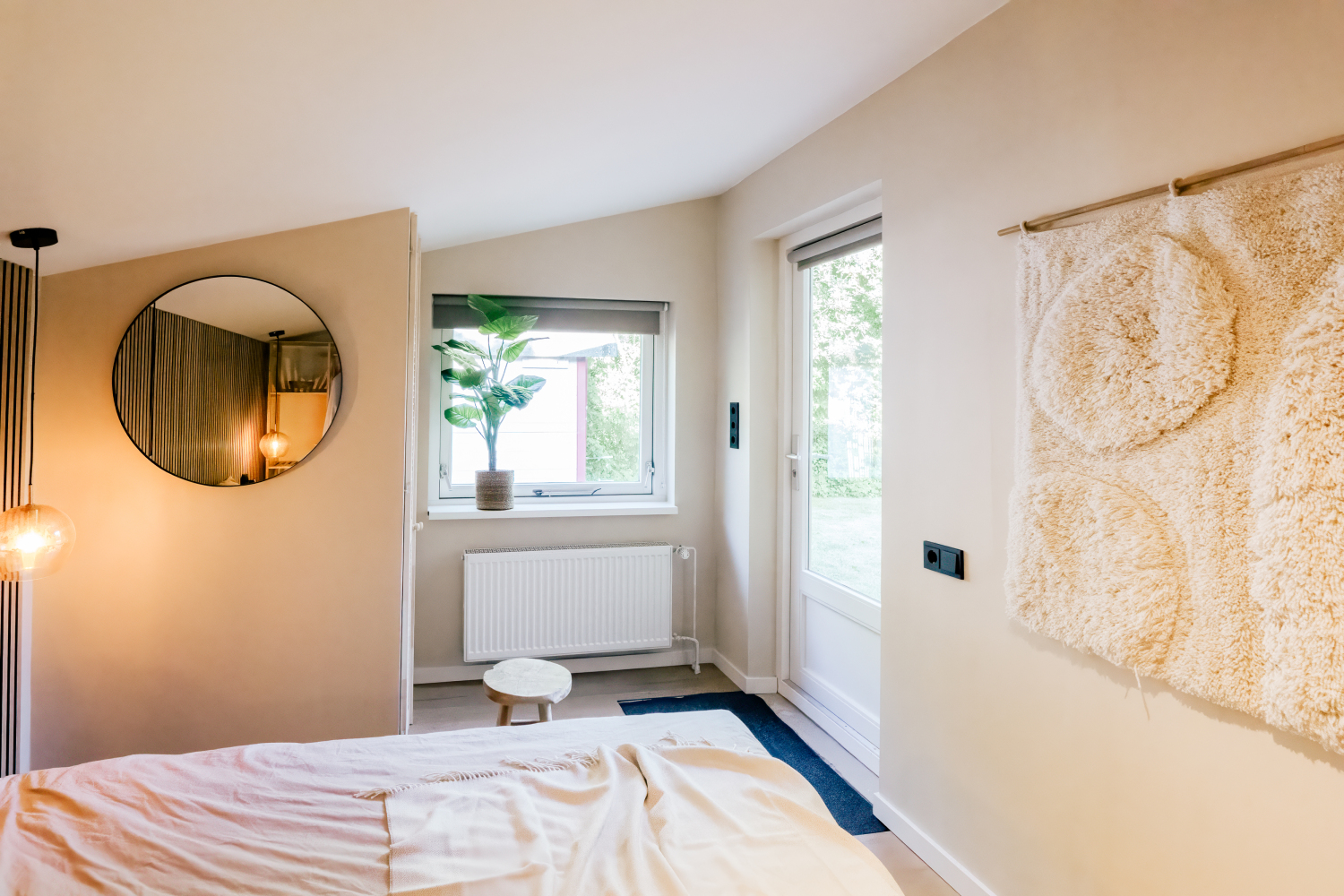 Mamooi - Schlafzimmer 1 mit direktem Zugang nach Aussen.jpg