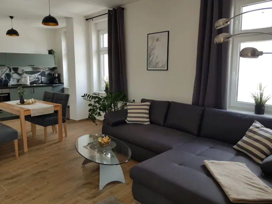 Wohnzimmer mit Couch.png