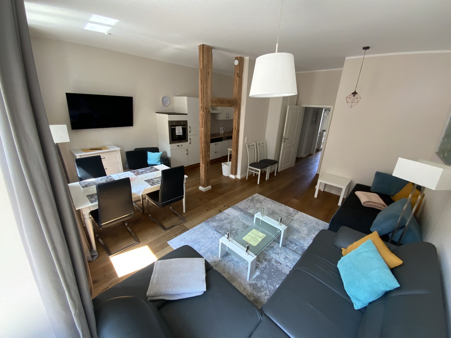 Wohnz. m. Einzelbett rechts.jpg