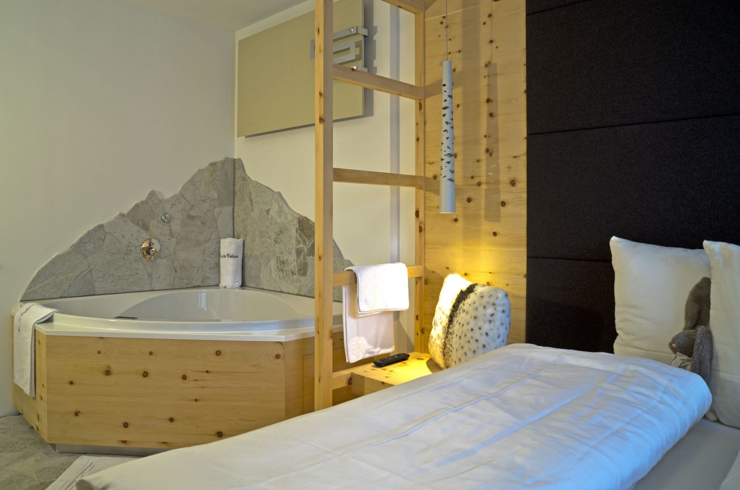 La vie Deluxe - Luxusferienwohnung Dolomiten - Sand in Taufers - Schlafzimmer Whirlbadewanne.jpg
