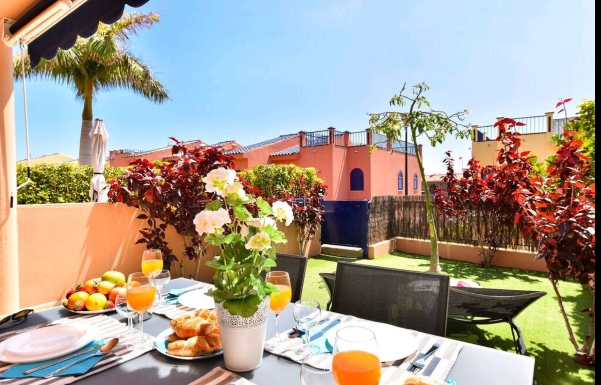 18-09-11 128  Esstisch Terrasse Vorgarten .jpg